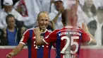 Arjen Robben dan Thomas Mueller, merayakan gol kemenangan Bayern Munich atas Wolfsburg 2-1 di Allianz Arena, (23/8/2014). (REUTERS/Michaela Rehle)