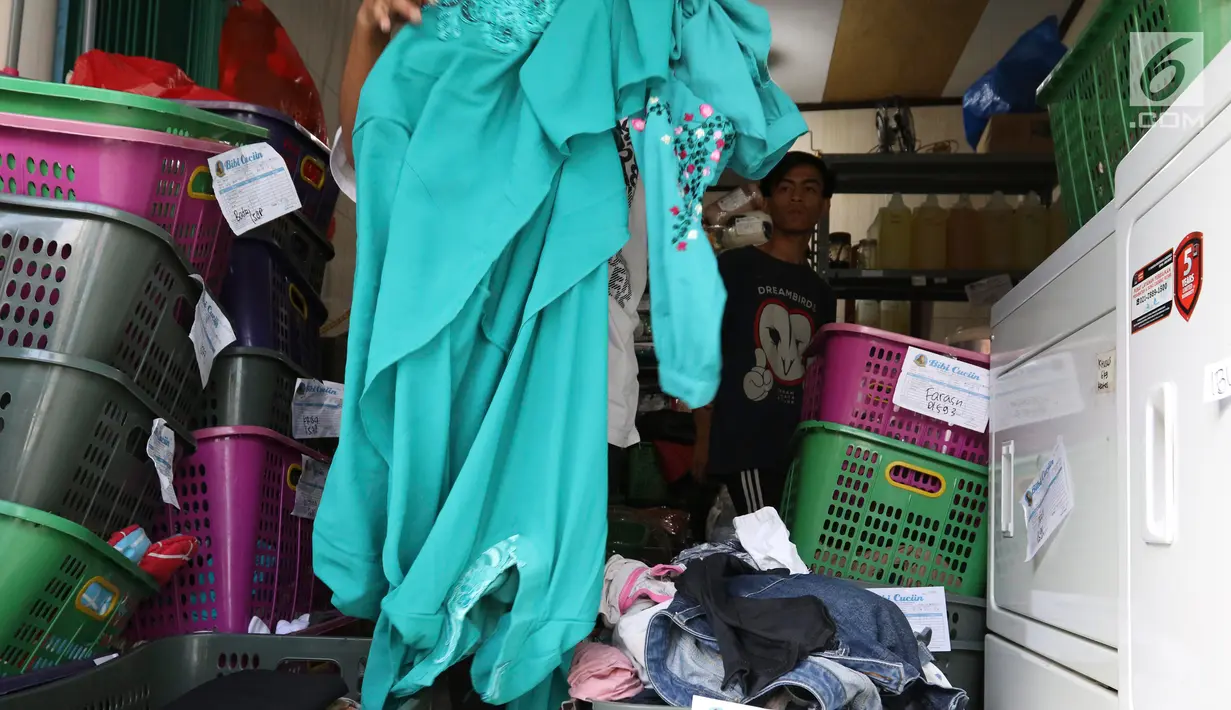 Tumpukan pakaian terlihat di toko laundry di Jakarta, Rabu (20/6). Libur lebaran banyak jasa laundry kebanjiran order hingga 100 karena banyaknya para pembatu rumah tangga yang mudik lebaran. (Liputan6.com/Angga Yuniar)