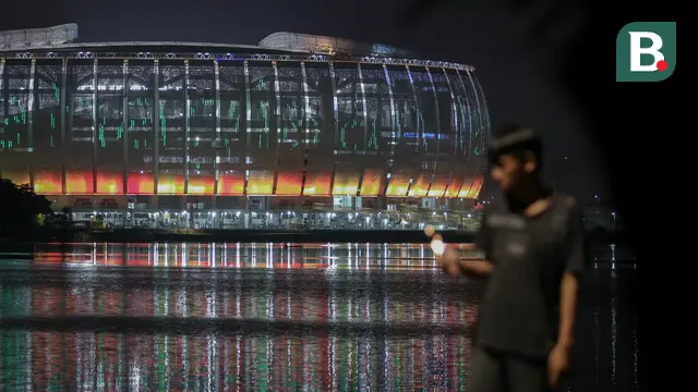 Foto: Menikmati Keindahan Jakarta International Stadium yang Bermandikan Cahaya dari Danau Cincin