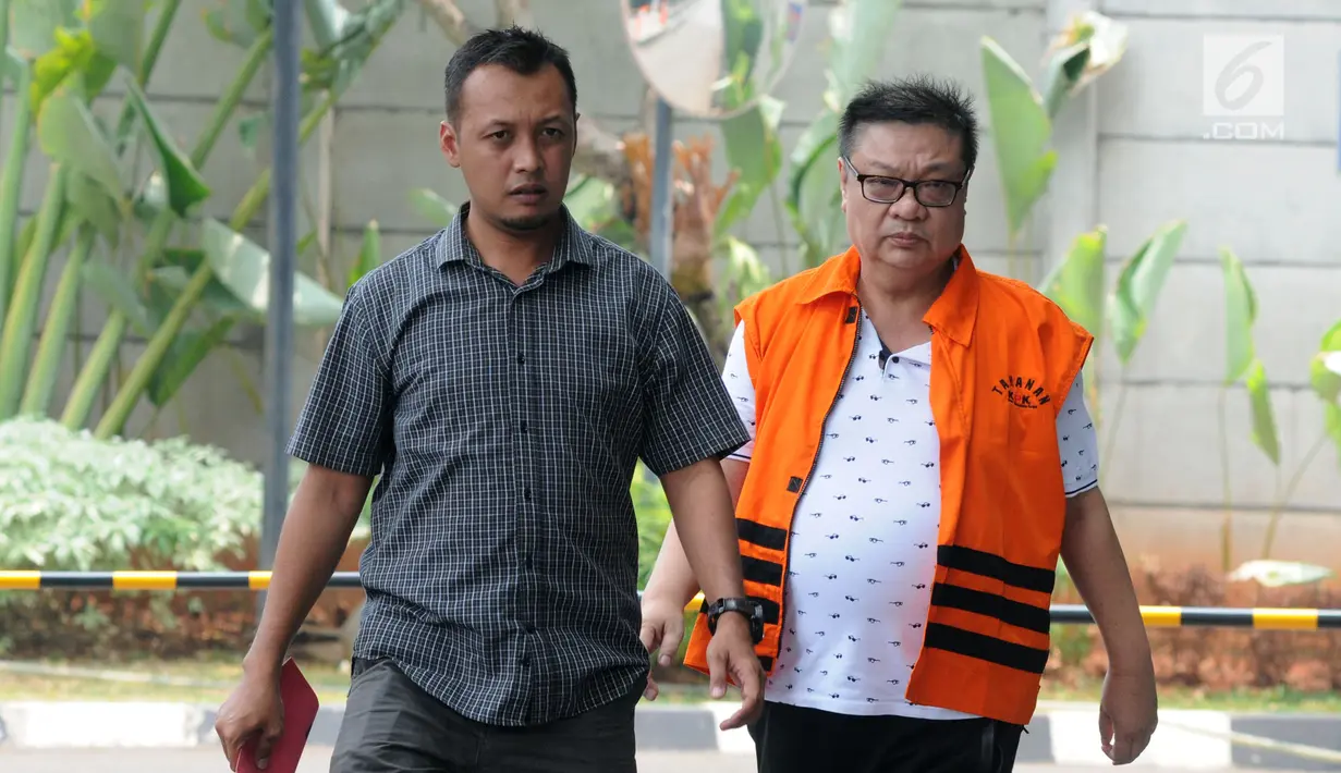 Tersangka perantara penyuap Hakim PN Medan, Hadi Setiawan (kanan) saat tiba di Gedung KPK, Jakarta, Rabu (3/10). Hadi diperiksa sebagai saksi untuk tersangka Tamin Sukardi. (Merdeka.com/Dwi Narwoko)