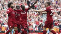 Para pemain Liverpool merayakan gol yang dicetak oleh Mohamed Salah ke gawang West Ham pada laga Premier League di Stadion Anfield, Minggu (12/8/2018). Liverpool menang 4-0 atas West Ham. (AP/David Davies)
