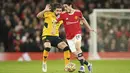 Gelandang Wolverhampton Wanderers Ruben Neves berebut bola dengan penyerang Manchester United (MU) Edinson Cavani dalam pekan ke-22 Liga Primer Inggris di Old Trafford, Selasa (4/1/2022) dini hari WIB. MU takluk 0-1 saat menjamu Wolves. (AP Photo/Dave Thompson)