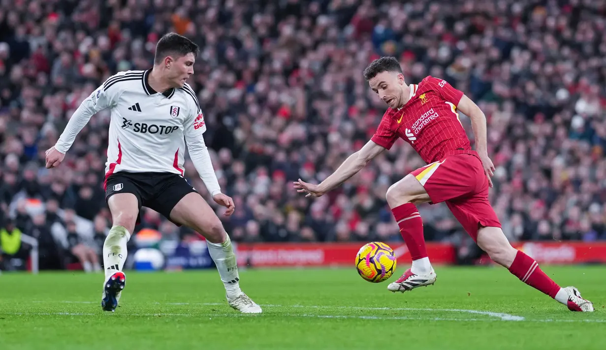 Hasil ini membuat Liverpool kini mengumpulkan 36 poin berkat tambahan satu angka. Pasukan Arne Slot masih di puncak klasemen. Fulham sendiri berada di peringkat ke-9 dengan 24 poin. (AP Photo/Jon Super)