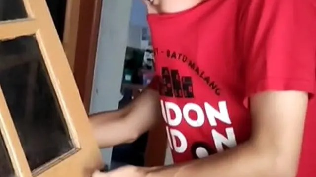 Tetangga kamar yang mengintip kondisi kamar kos tidak terawat melalui jendela