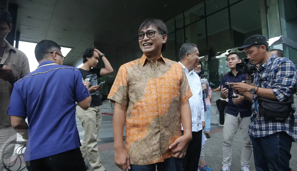 Choel Mallarangeng saat akan meninggalkan Gedung KPK, Jakarta, Kamis (1/12). Choel terakhir diperiksa sebagai tersangka di KPK pada 15 Januari 2016, ia pun tidak ditahan usai menjalani pemeriksaan sebagai tersangka. (Liputan6.com/Helmi Afandi)