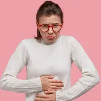 gejala menstruasi dengan solusinya//copyright freepik/wayhomestudio