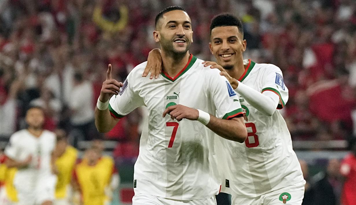 <p>Pemain Maroko, Hakim Ziyech merayakan gol pertama timnya ke gawang Kanda saat matchday ketiga Grup F Piala Dunia 2022 di Al Thumama Stadium, Doha Kamis (01/12/2022). (AP/Pavel Golovkin)</p>
