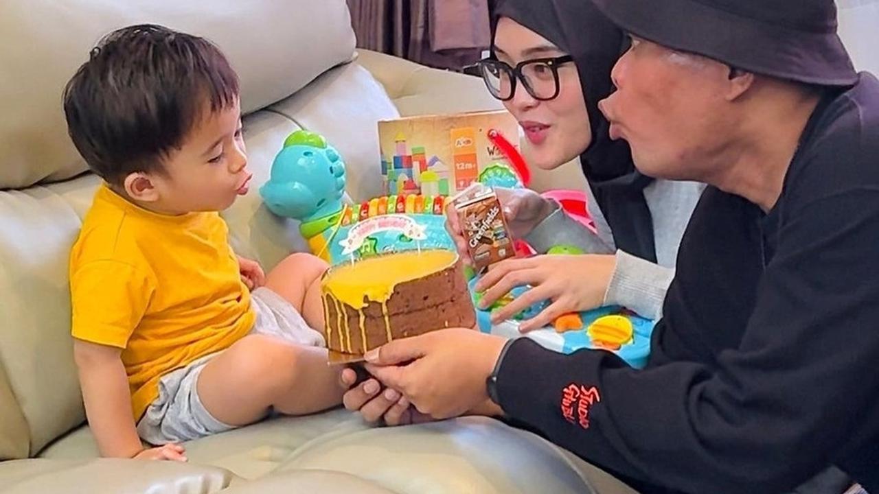 Potret Putri Delina Bermain Bersama Adzam  Setelah Rayakan Ulang Tahun Ke-2, Meski Sebelumnya Mengaku Sulit Untuk Bertemu