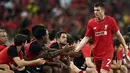 Penjualan jersey dari Liverpool berada pada posisi keenam dengan angka 810.000 per tahun. Jersey bernama Daniel Sturridge menjadi salah satu yang terlaris. (AFP Photo/Manan Vatsyayana)