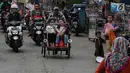 Aktifitas becak di Kampung Bahari, Tanjung Priok, Jakarta, Selasa (16/1). Anies beralasan dengan beroperasinya becak, keadilan peluang ekonomi kembali didapatkan warga yang tersingkir karena kebijakan larangan operasional. (Liputan6.com/Faizal Fanani)