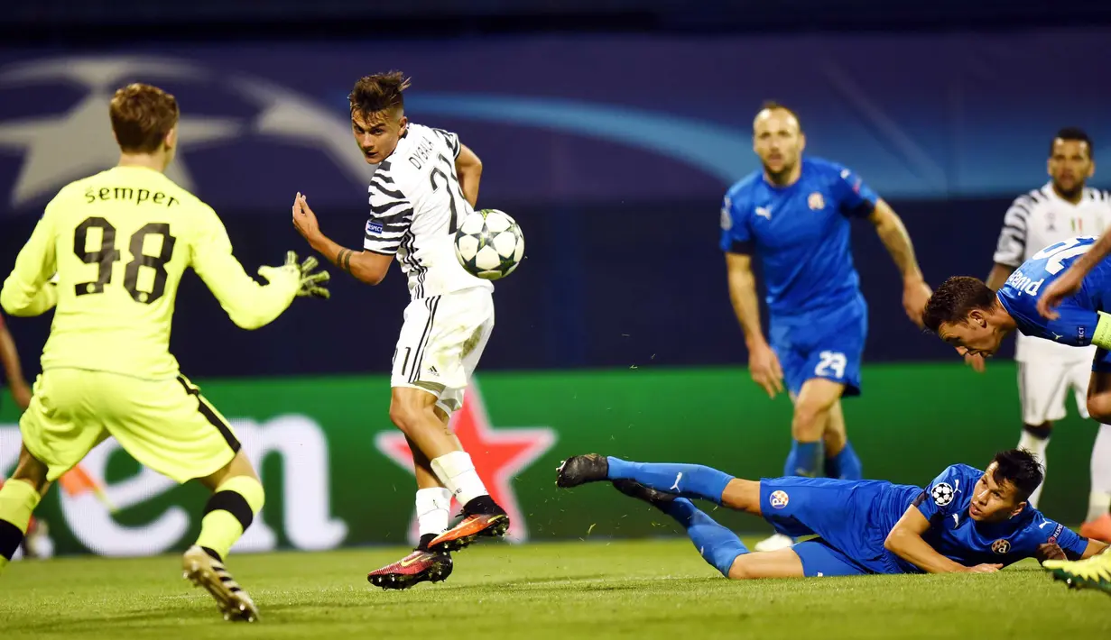 Pemain Juventus, Paulo Dybala (tengah) saat mencetak gol ke gawang Dinamo Zagreb pada grup H liga Champions di Maksimir Stadium, Zagreb, Rabu (28/9/2016) dini hari WIB. Juventus menang 4-0.  (AFP/STRINGER)