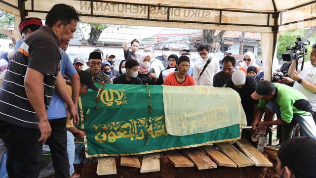 Suasana Pemakaman Jenazah Rini S Bon Bon di TPU Kawi Kawi