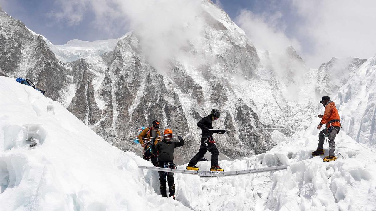 FOTO: Keindahan Alam Himalaya Menuju Basecamp Gunung Everest