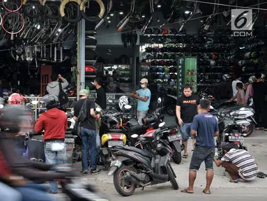 Warga menyervis motor di salah satu bengkel di Jalan Otista, Jakarta, Minggu (26/5/2019). Jelang Idul Fitri atau Lebaran, jumlah pelanggan bengkel motor di kawasan Otista meningkat, mulai dari menyervis mesin hingga membeli perlengkapan guna kesiapan mudik mendatang. (merdeka.com/Iqbal S. Nugroho)