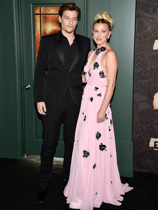 Millie Bobby Brown (kanan) dan pacarnya Jake Bongiovi menghadiri pemutaran perdana film Enola Holmes 2 di The Paris Theatre, New York, Amerika Serikat, 27 Oktober 2022. Pasangan yang memicu rumor asmara pada Juni 2021 itu mengonfirmasi hubungan mereka awal tahun ini. (Photo by Evan Agostini/Invision/AP)