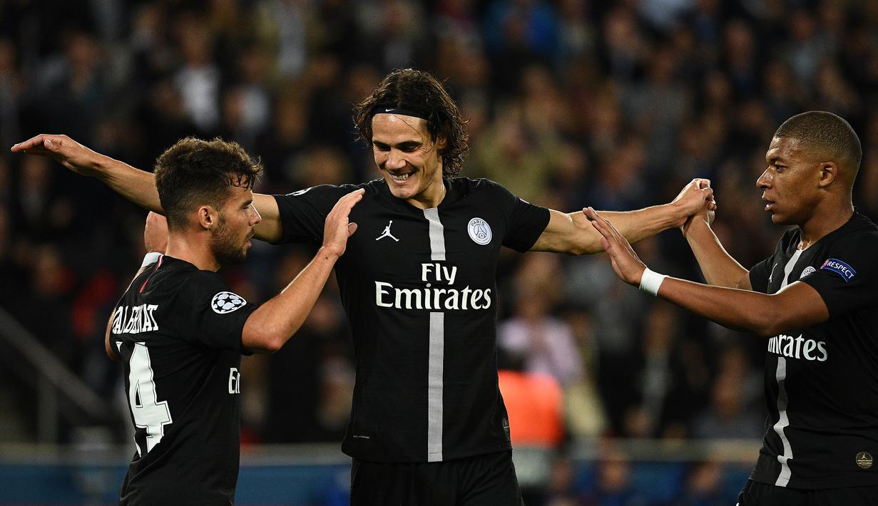 Para pemain PSG merayakan gol yang dicetak Edinson Cavani ke gawang Red Star pada laga Liga Champions di Stadion Parc des Princes, Paris, Rabu (3/10/2018). PSG menang 6-1 atas Red Star. (AFP/Franck Fife)