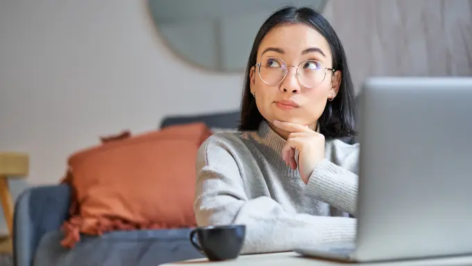 wanita agustus menjalani rutinitas dan produktif