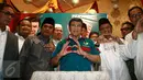 Ketua Umum Partai Idaman (Islam Damai Aman) Rhoma Irama (tengah) bersama sejumlah pengurus partai mendeklarasikan Partai Idaman di Jakarta, Sabtu (11/7/2015). (Liputan6.com/Yoppy Renato)