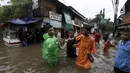 Warga menunjukkan ular yang ditemukan saat banjir di Jalan Hang Lekir, Kebayoran Lama, Jakarta Selatan, Rabu (1/1/2020). Banjir tersebut disebabkan karena tingginya intensitas hujan yang mengguyur sejak Selasa (31/12/2019). (Liputan6.com/Johan Tallo)