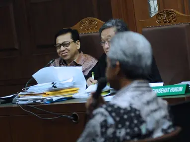 Terdakwa dugaan korupsi pengadaan e-KTP, Setya Novanto saat mendengar kesaksian mantan Wakil Ketua Komisi II DPR, Ganjar Pranowo pada sidang lanjutan di Pengadilan Tipikor, Kamis (8/2). Sidang mendengar keterangan saksi. (Liputan6.com/Helmi Fithriansyah)