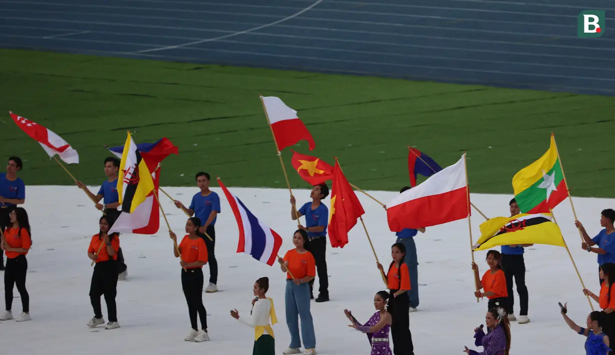 <p>Dalam sejarah SEA Games, kejadian bendera Indonesia dipasang terbalik bukan kali pertama terjadi saat pembukaan SEA Games 2023 Kamboja. Pada SEA Games 2017 saat Malaysia menjadi tuan rumah insiden serupa juga terjadi meski berbeda bentuk kesalahannya. (Bola.com/Abdul Aziz)</p>