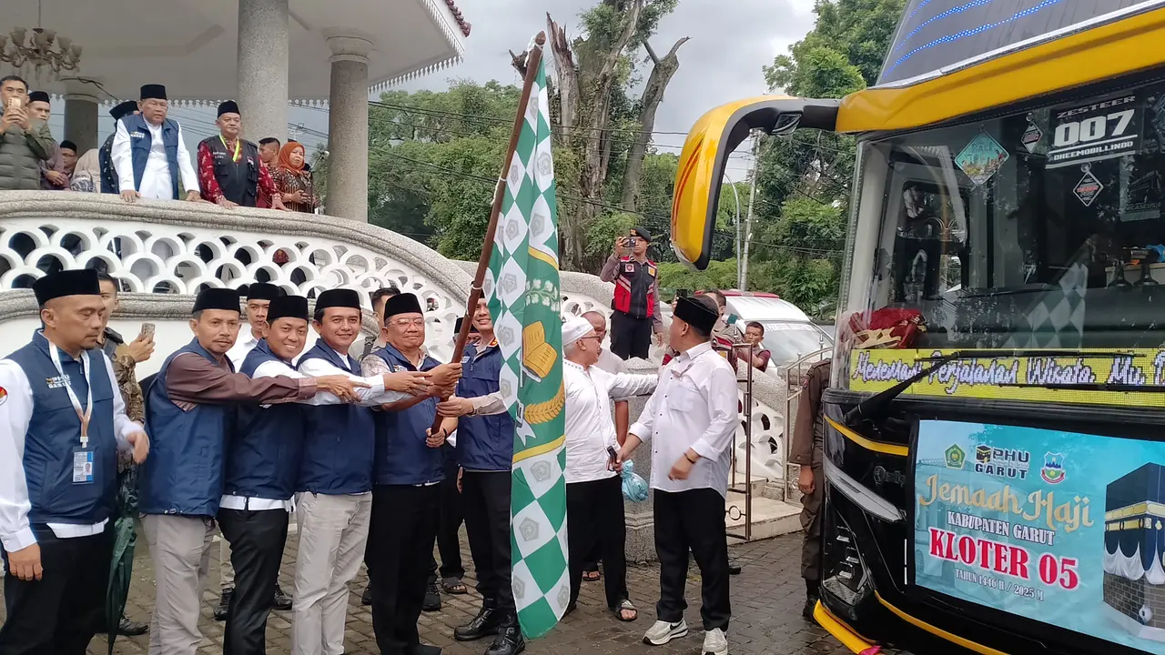 Bupati Garut Abdusy Syakur Amin bersama pimpinan Forkpimda Garut lainnya, dalam pelepasan perdana kloter 5 jemaah haji asal Garut, Jawa Barat, di Pendopo Garut. (Liputan6.com/Jayadi Supriadin)