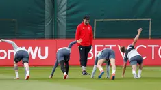 Manajer Liverpool Juergen Klopp memimpin latihan anak asuhnya jelang laga final Liga Champions 2019 di Liverpool, Inggris, Selasa (28/5/2019). Liverpool akan menghadapi Tottenham Hotspurs dalam final Liga Champions di Estadio Wanda Metropolitano, 2 Juni 2019. (Reuters/Craig Brough)