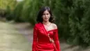 Dian Sastrowardoyo tampil begitu mencolok saat menerima penghargaan untuk serial Gadis Kretek. Pemeran Jeng Yah itu mengenakan one shoulder dress satin dengan potongan asimetris dari Hian Tjen. [@therealdisastr].