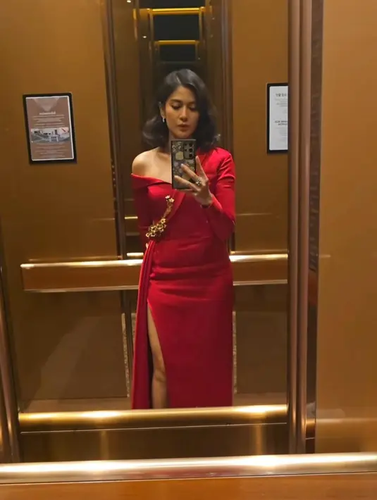 Perempuan 42 tahun itu hadir untuk mewakili serial Gadis Kretek yang berhasil membawa pulang penghargaan Best Miniseries untuk kategori International Competition-Program. [@therealdisastr].