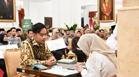 Dampingi Prabowo, Gibran Serahkan Zakat melalui BAZNAS