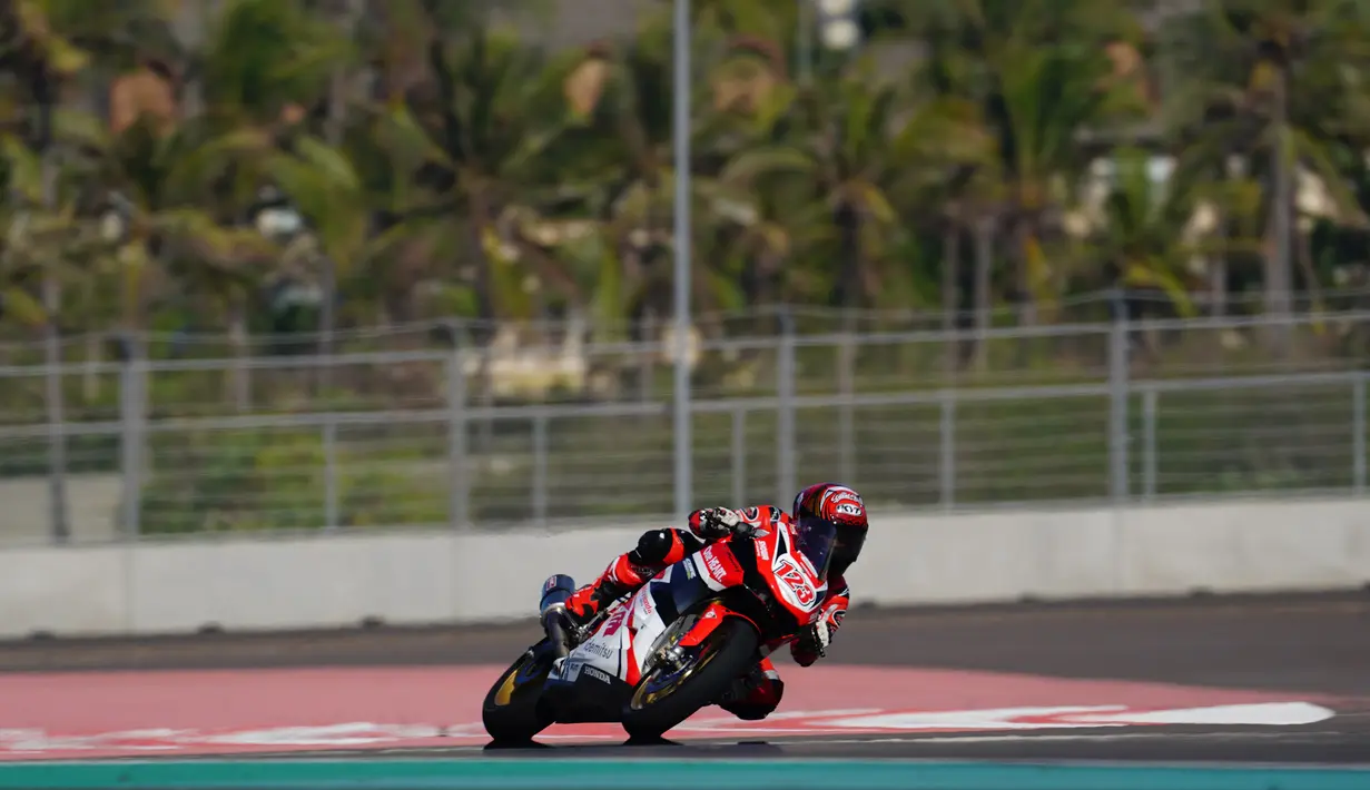 Pembalap Astra Honda Racing Team, Rheza Danica Ahrens, memacu motor Honda CBR 250 RR dalam sesi latihan bebas hari pertama seri Asia Road Racing Championship (ARRC) 2023 kelas AP250  di Sirkuit Mandalika, Lombok, Jumat (11/08/2023). The Silent Boy menjadi penguasa latihan bebas pertama setelah finis dengan catatan waktu 1 menit 47.804 detik. (Dok. AHRT)