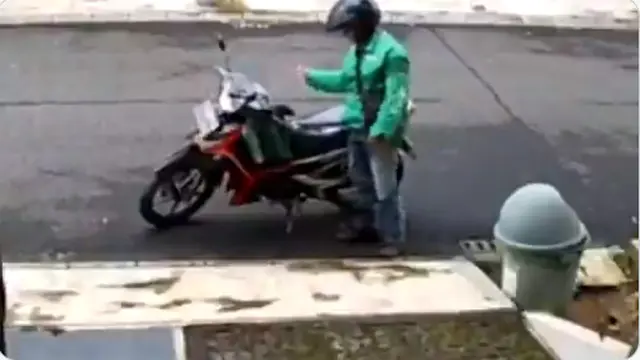Tetap Patuhi Protokol Kesehatan, Aksi Driver Ojek Online Ini Bikin Salut