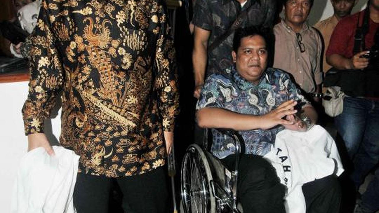 Bersama anaknya, Zulkarnaen Djabar jalani sidang perdana