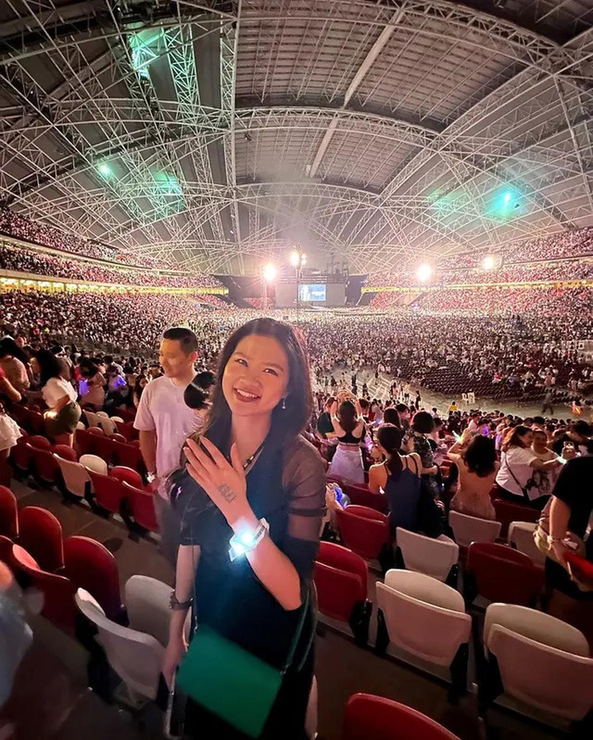 6 Potret Felicia Tissue Kenang Konser Taylor Swift di Singapura, Tepat Setahun Lalu