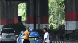 Pejalan kaki menyeberangi jalan di JPO di Prumpung, Jakarta, Selasa (18/9). Minimnya kesadaran warga menyeberangi jalan tanpa menggunakan JPO dapat membahayakan keselamatan serta menyebabkan kecelakaan.(merdeka.com/ Iqbal S. Nugroho)