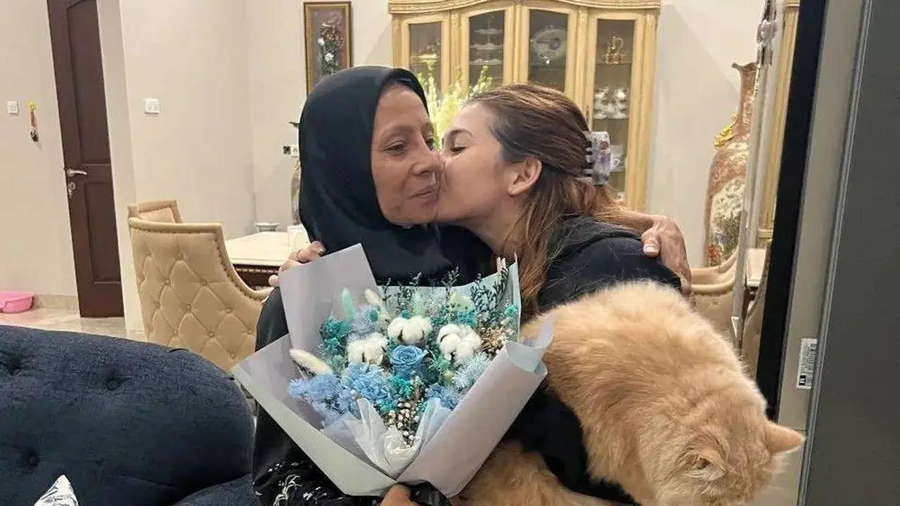 Dikabarkan sudah baikan, ini 7 potret kebersamaan Sandrinna Michelle dan Ibundanya