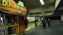 Beberapa petugas keamanan berjaga di sekitar salah satu pintu masuk Mall ITC Depok, Jawa Barat, Selasa dini hari (24/2/2015). Sebuah ledakan kecil terjadi di Mall ITC Depok pada Senin (23/2/2015). (Liputan6.com/Helmi Fithriansyah)