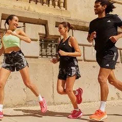Dari siluet retro hingga desain ramping, tren sneakers terbaru menawarkan pilihan yang tetap sporty tanpa membuat penampilan terlihat terlalu atletis. (Foto/Dok: Adidas.com)