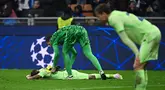 Kiper Barcelona asal Polandia, Wojciech Szczesny menghibur Raphinha setelah pertandingan sepak bola leg kedua semifinal Liga Champions 2024/2025 melawan Inter Milan di Stadion San Siro, Milan, 6 Mei 2025 waktu setempat atau Rabu (7/5/2025) dini hari WIB. (PIERO CRUCIATTI/AFP)