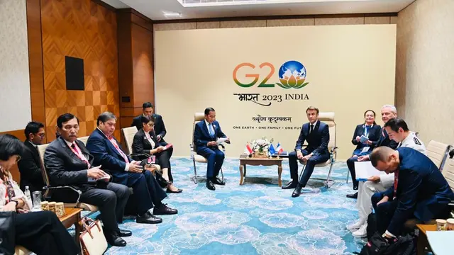 Presiden Jokowi dalam pertemuan bilateral dengan Presiden Republik Prancis Emmanuel Macron yang digelar di Bharat Mandapam, IECC, Pragati Maidan, New Delhi, India, pada Sabtu (9/9/2023). (BPMI Setpres/Laily Rachev)