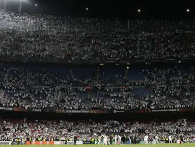 Pemandangan yang tak biasa terlihat di markas Barcelona, Stadion Camp Nou, saat laga leg kedua perempat final Liga Europa digelar pada Jumat (15/4/2022). (AP/Joan Monfort)