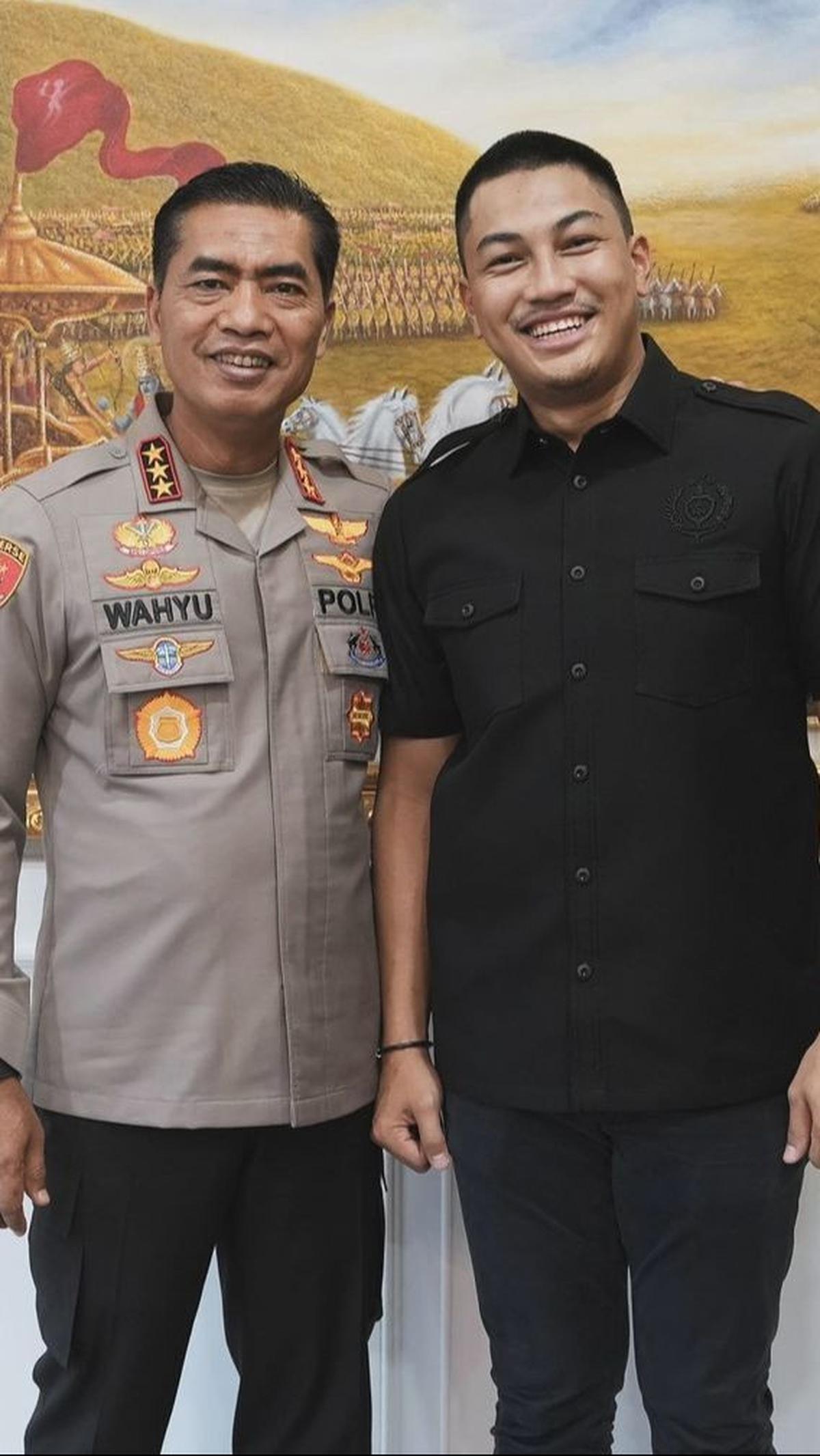 Pada foto itu, Farouq yang mengenakan kemeja hitam terlihat senyum semeringah berada di samping sang jenderal.&nbsp;