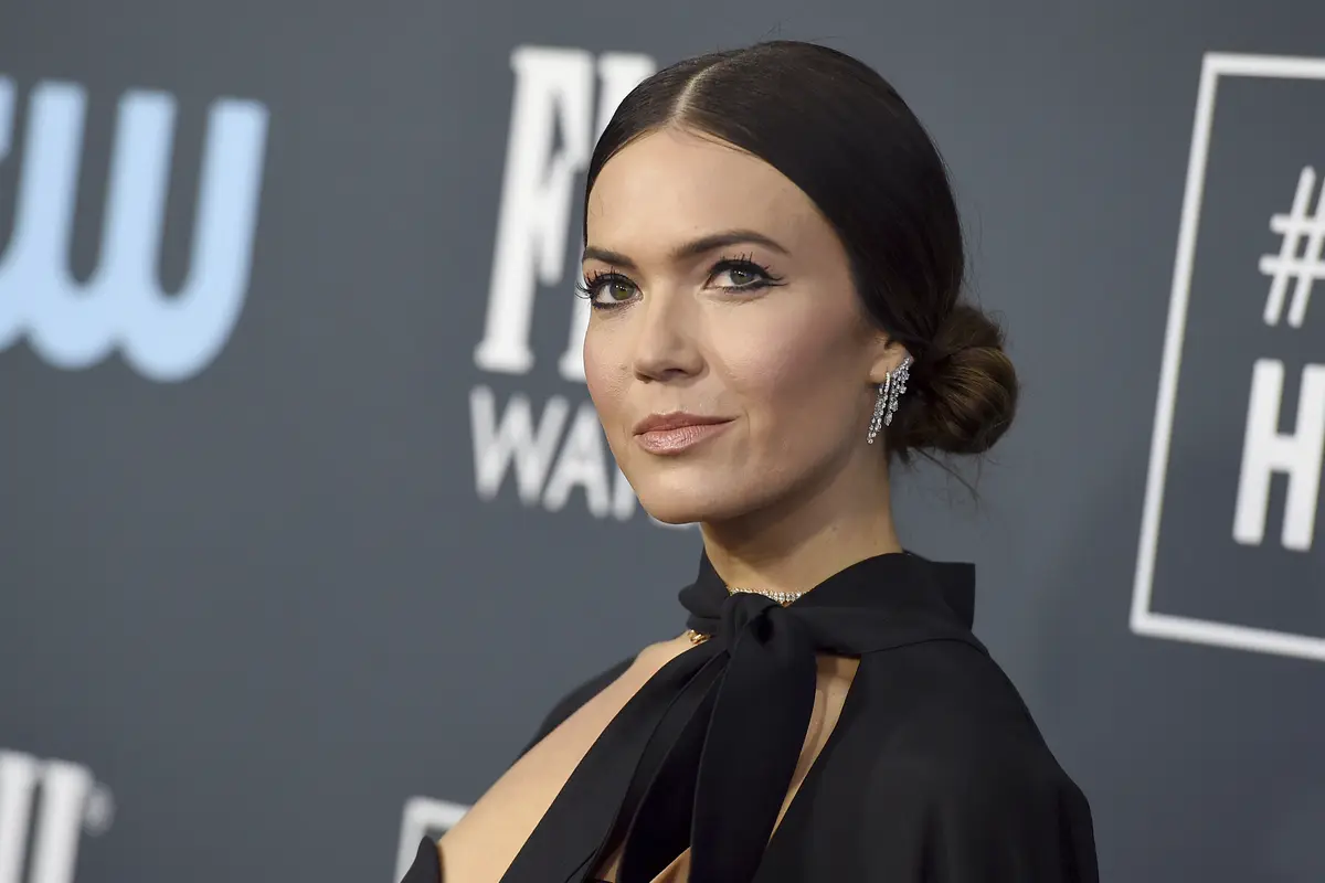 Mandy Moore saat menghadiri Critics' Choice Awards di Santa Monica, California, 12 Januari 2020.  (Photo by Jordan Strauss/Invision/AP, File)