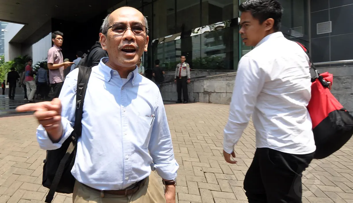 Usai menjawab beberapa pertanyaan wartawan, Ketua Tim Reformasi Tata Kelola Migas, Faisal Basri langsung meninggalkan Gedung KPK, Jakarta (24/12/2014). (Liputan6.com/Miftahul Hayat)