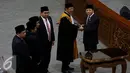 Ketua DPR yang baru Setya Novanto (kanan) saat menjalani pelantikan dalam Sidang Paripurna ke 14 masa sidang II Tahun 2016-2017 di Gedung DPR, Kompleks Parlemen, senayan, Jakarta, Rabu (30/11). (Liputan6.com/Johan Tallo)