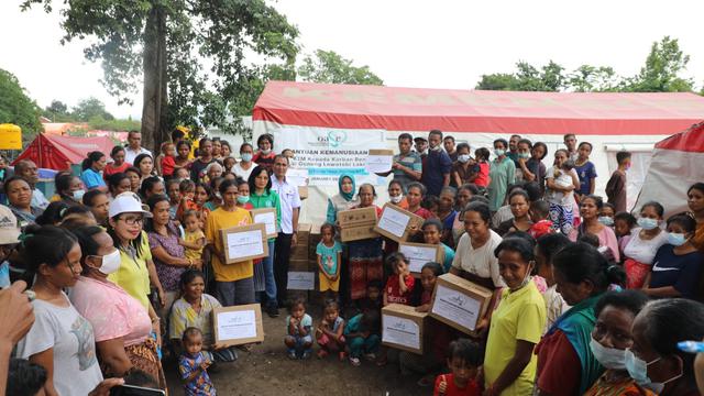 OASE Kabinet Indonesia Maju bersama Kemendagri  menyalurkan sejumlah bantuan bagi pengungsi erupsi Gunung Lewotobi Laki-Laki dan korban bencana puting beliung Desa Ilepadung Kabupaten Flores Timur. (Istimewa)