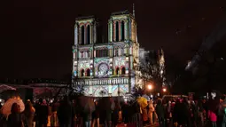 Katedral Notre-Dame Paris resmi dibuka kembali pada Sabtu (7/12/2024), atau lima tahun setelah kebakaran besar yang hampir meruntuhkan bangunan berusia 860 tahun tersebut. (Dimitar DILKOFF/AFP)