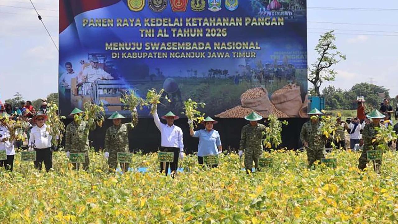 FOTO: Panen Raya Kedelai Digelar di Nganjuk