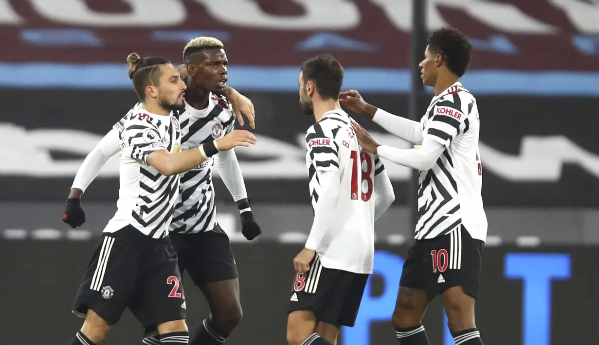 Gelandang Manchester United, Paul Pogba (kedua kiri) berselebrasi dengan rekan-rekannya usai mencetak gol ke gawang West Ham pada pertandingan lanjutan Liga Inggris di stadion London di London, Inggris, Minggu (6/12/2020). MU menang 3-1 atas West Ham. (Julian Finney / Pool Via AP)