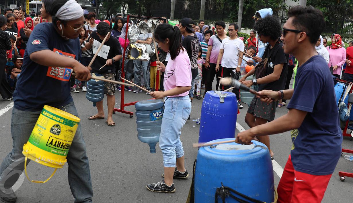 Melihat Serunya Pertunjukan Musik Perkusi dari Barang 